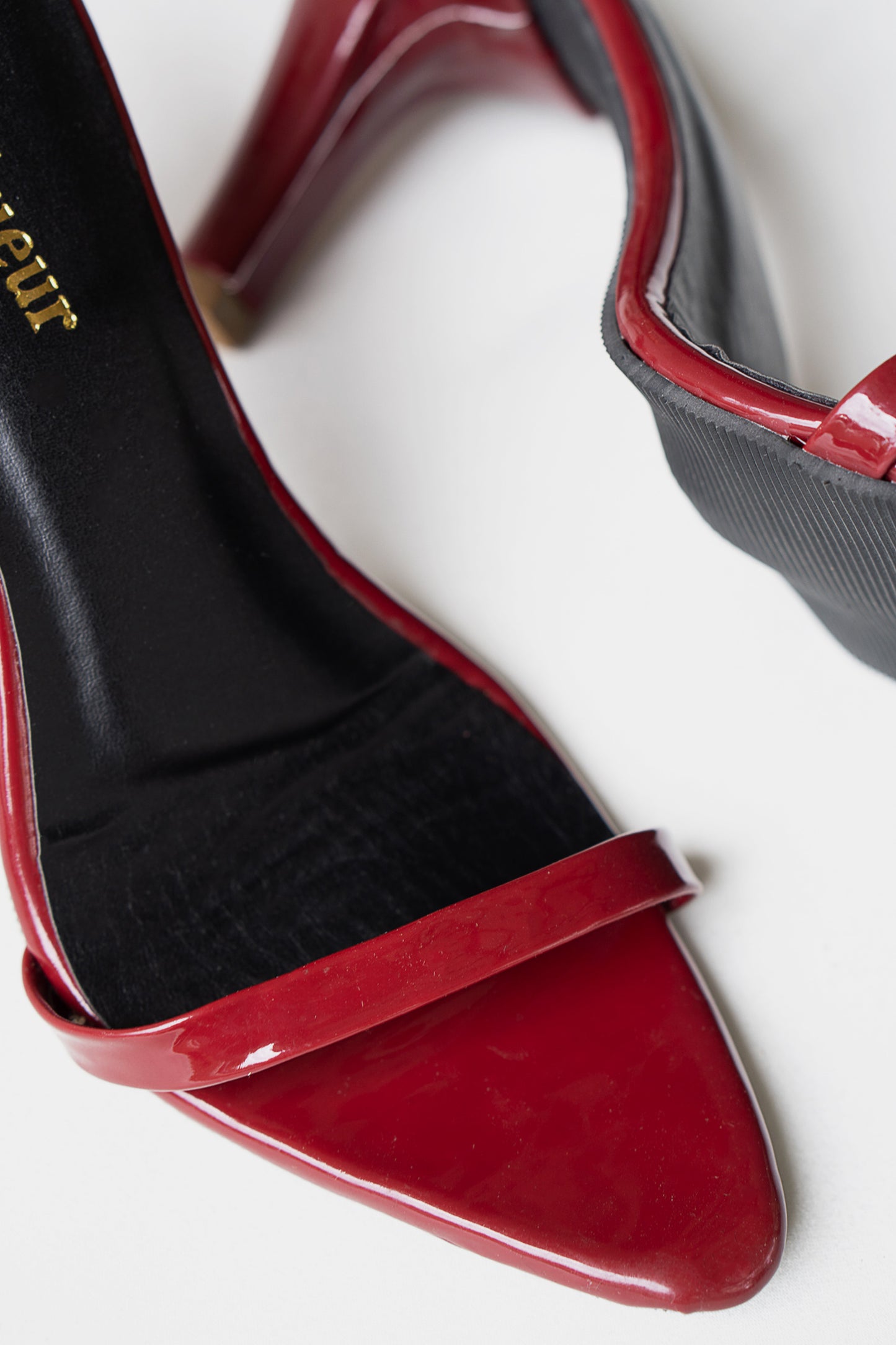 Elegant maroon heel featuring a sophisticated 3-inch lift